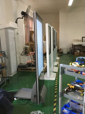 43 ιντσών ακουστική οθόνη με ανάλυση 1920x1080 και φωτεινότητα 400CD/M2