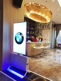 55 " εσωτερικό αρρενωπό διπλό δευτερεύον LCD αφισών συστημάτων σηματοδότησης QLED Floorstand Ultrathin κινητό ψηφιακό περίπτερο οθόνης οργάνων ελέγχου