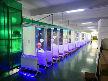 55 " εσωτερικό αρρενωπό διπλό δευτερεύον LCD αφισών συστημάτων σηματοδότησης QLED Floorstand Ultrathin κινητό ψηφιακό περίπτερο οθόνης οργάνων ελέγχου