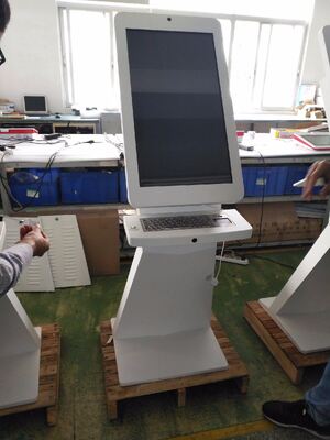 Σημεία αφής 10 σημείων Διαδραστική ψηφιακή σήμανση με Wi-Fi Bluetooth USB συνδεσιμότητα Ενίσχυση στρατηγικών ψηφιακού μάρκετινγκ